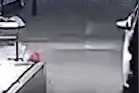 小伙徒手接坠楼男童，粉店老板加蛋鼓励并免单视频封面