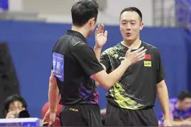 太猛了！许昕轻松晋级全锦赛男双八强，回球致使对手撞坏了球台图片