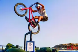 青岛小伙创吉尼斯世界纪录：1分钟14次！自行车后轮定杆“海豚跳”图片