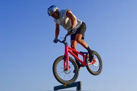 1分钟做最多次后轮定杆海豚跳，“青岛小伙”刷新吉尼斯世界纪录图片