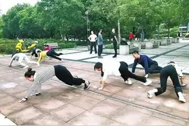 听说，现在流行“爬行养生”图片