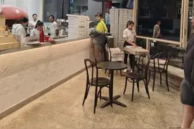 中国留学生在澳洲送外卖：本科211考研失败，现靠兼职月入万元，称工作治好精神内耗图片