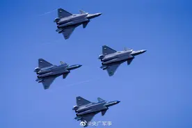 歼20四机编队冲入云霄图片