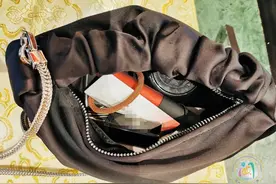 福建一高速服务区内，有人捡到一个手提包图片