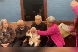 五代同堂！103岁老人带83岁女儿去重孙百日宴图片
