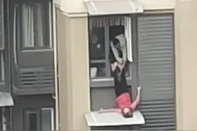 隔着屏幕都惊出一身冷汗！老人倒挂14楼窗外，危急时刻他冲了上来……图片