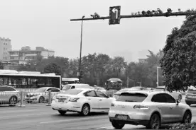 可以根据路口及周边道路交通需求变化情况实时自主调整车道导向 西安首条智慧可变车道投用图片