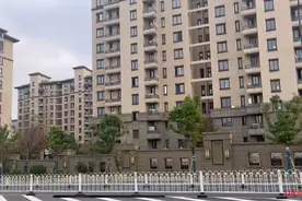 “南京掌掴儿童”男子的妻子曾试图平息矛盾，邻居次日陪同道歉：想和解，但对方不愿接受图片