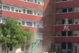 操场上突然出现小型龙卷风，几名学生从中穿行数次图片