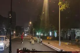 多名女子夜间站马路上跳舞，目击者：看见车来了也不避让图片