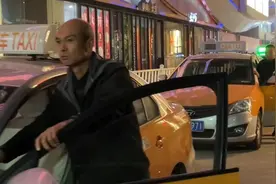 泰安万达广场东侧，出租车司机为省油、爱护车辆，推车走过乘车点图片