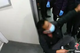男子列车上“耍酒疯”被拘留图片