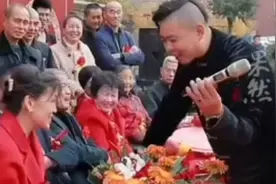 新娘婚礼现场开口喊妈，婆婆太紧张跟着答了声“妈”图片