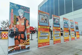 图说│“查理苏”在徐汇滨江做起了消防志愿者，上海消防联动手游《光与夜之恋》开展线下体验打卡活动图片