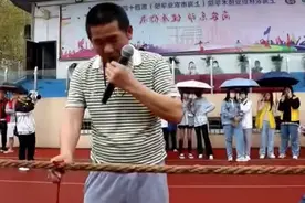 拔河比赛现场，哨声一响绳子断了图片