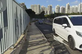 人行道才给1.5米？普陀区一道路拓宽只拓车道惹不满：单车一停没法走图片
