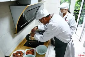 “上门做饭”走红，95后姑娘拉起百人团队图片