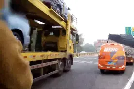 河北3岁患儿求医被堵高速 山东交警徒步接下紧急送医图片