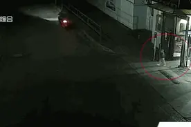 上海一亲爸为锻炼2岁儿子独立性，多次把他丢在楼栋外马路上……网友炸了图片