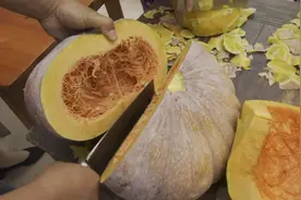 南瓜丰收制成饼 欢欢喜喜送乡邻图片