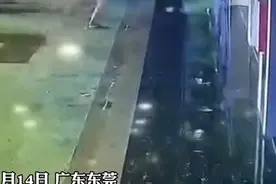 两女孩深夜下班路上，遭多名男子无故殴打……图片