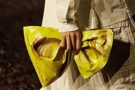 法国奢侈品牌巴黎世家推出1.3万元乐事薯片包 上海门店：尚未开售已被订光图片