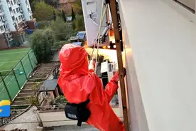 空调外机下“暗藏”马蜂窝扰民 烟台消防“火攻”及时清理图片