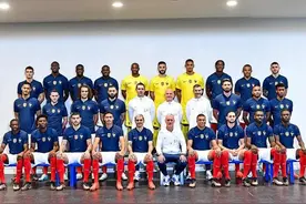 法国队世界杯30人大合照：姆巴佩、格列兹曼分坐在德尚两侧图片