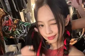 Jennie见粉丝「把她名字刺身上」张大眼捂嘴：OMG！惊呆20秒片疯传图片