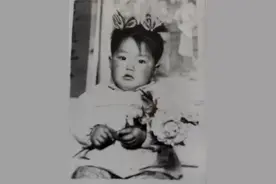 女子寻亲生父母时意外找到妹妹，20多年前两人竟是初中同学图片