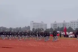 运动会开幕式，班主任带领同学们跳少数民族舞蹈入场视频封面