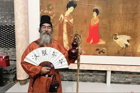 69岁“汉服爷爷”火出圈！“穿汉服十年，穿的是传统文化的自信”图片