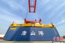 我国新一代高效穿越式双小车岸桥河北曹妃甸下线图片