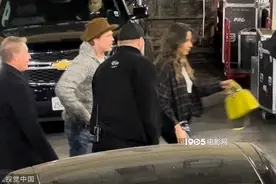 布拉德·皮特约会神秘女子 辛迪·克劳馥夫妇同在场图片