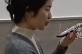 音乐学院女生在楼梯口演唱《人世间》，自带混响效果情感十足图片