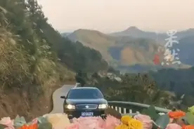 路遇婚车队，车主主动倒车几公里让路，新郎发烟表示感谢图片