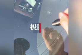 男子拿自家奔驰车测试破窗器：前挡风被击碎，换玻璃花了8366元图片