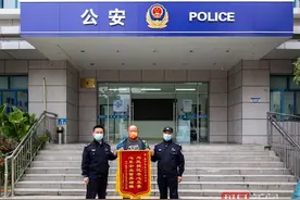 公司财务2次错汇14万元，民警多方协调全部追回图片