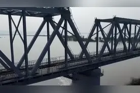 中俄首座跨境铁路大桥开始运营 首列火车已出发图片