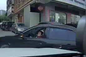 网曝一幼童开车上路还熟练转弯，交警：正在调查图片