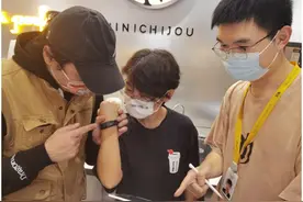 “震一震”就知道有订单，科技助力听障咖啡师“无障碍接单”图片