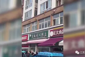 2岁幼童挂在3楼窗外双脚悬空！危急关头，楼下涌来一群人……图片