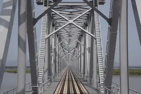 俄媒：中俄首座跨境铁路桥投入使用图片