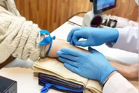 有如武林秘笈般炫酷 男护士半年修成神功“飞针采血”0.05秒进针让患者无痛图片