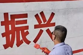 广西男子在墙上写字走红 网友：这是行走的印刷机图片