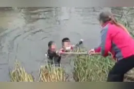 生死一线！听到有人高呼“救命”男子鞋都没脱跳河救起两孩童图片