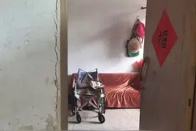 为老人助浴，洗不去孤独图片