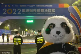 2022成都马拉松鸣枪开跑 赛事路线依旧沿用经典赛道图片