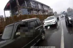 小伙无证驾驶 企图用身份证蒙混过关图片