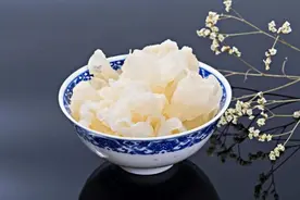 泡银耳用热水还是冷水？食用银耳有什么注意事项？图片